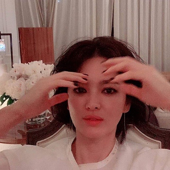Song Hye Kyo 'mắt đen môi trầm' xinh đẹp hút hồn ở Mỹ - ảnh 2