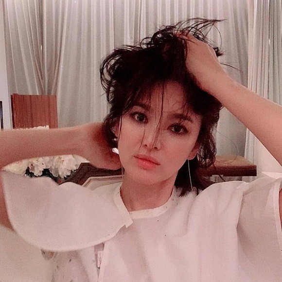 Song Hye Kyo 'mắt đen môi trầm' xinh đẹp hút hồn ở Mỹ - ảnh 1