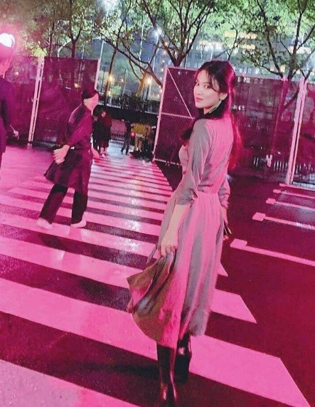 Song Hye Kyo 'mắt đen môi trầm' xinh đẹp hút hồn ở Mỹ - ảnh 10