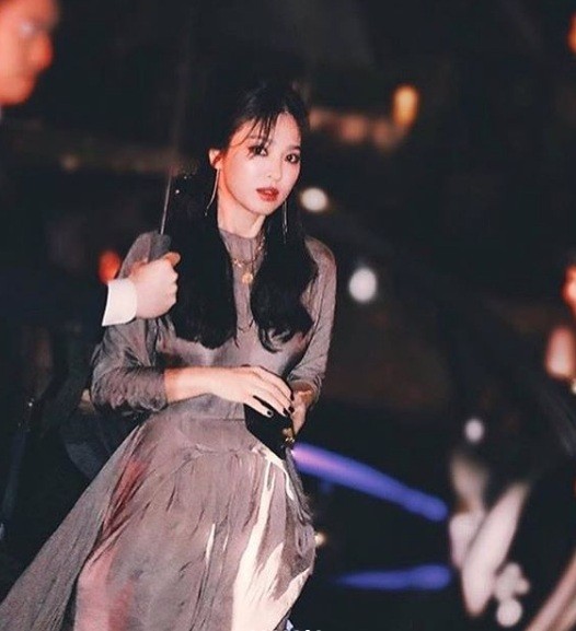 Song Hye Kyo 'mắt đen môi trầm' xinh đẹp hút hồn ở Mỹ - ảnh 8