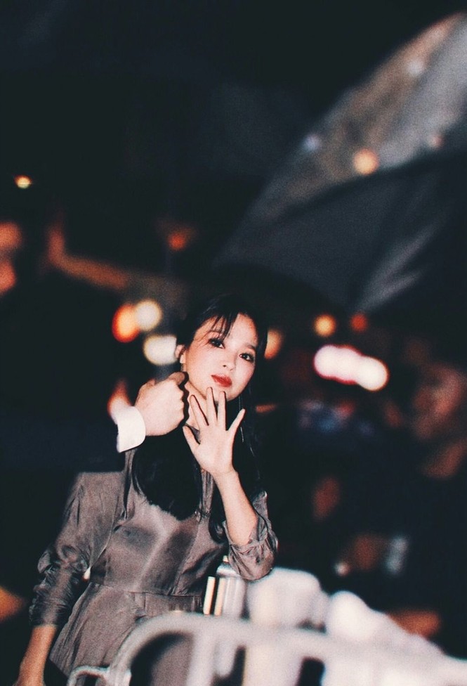 Song Hye Kyo 'mắt đen môi trầm' xinh đẹp hút hồn ở Mỹ - ảnh 9