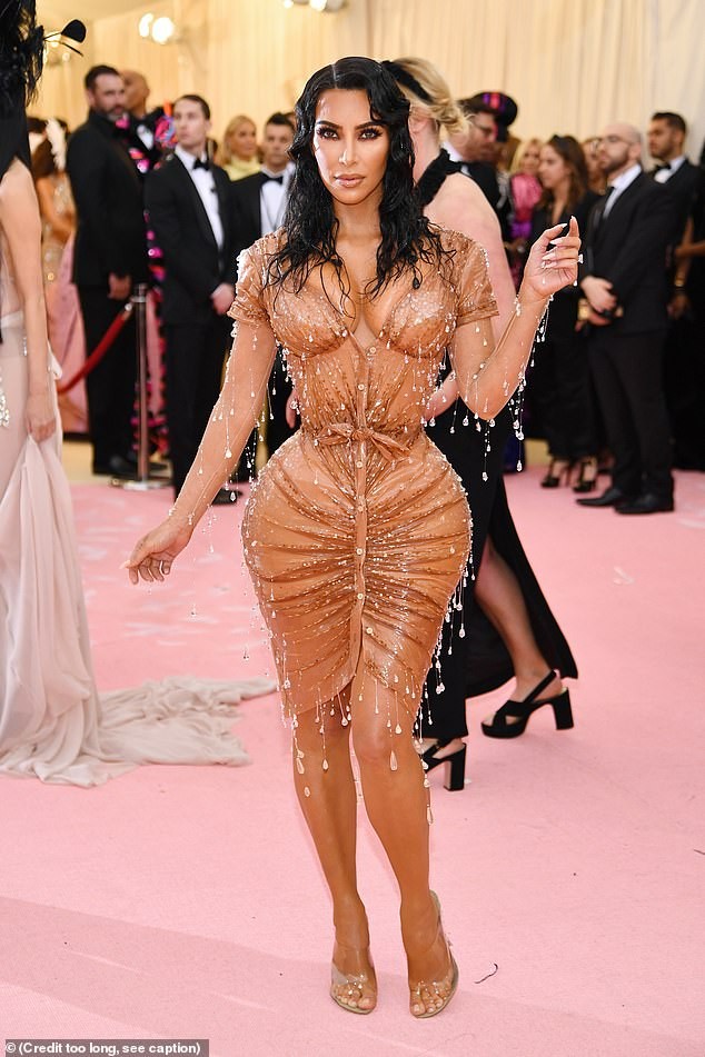 Kim Kardashian gây sốc với thân hình 'đồng hồ cát' kỳ dị - ảnh 3
