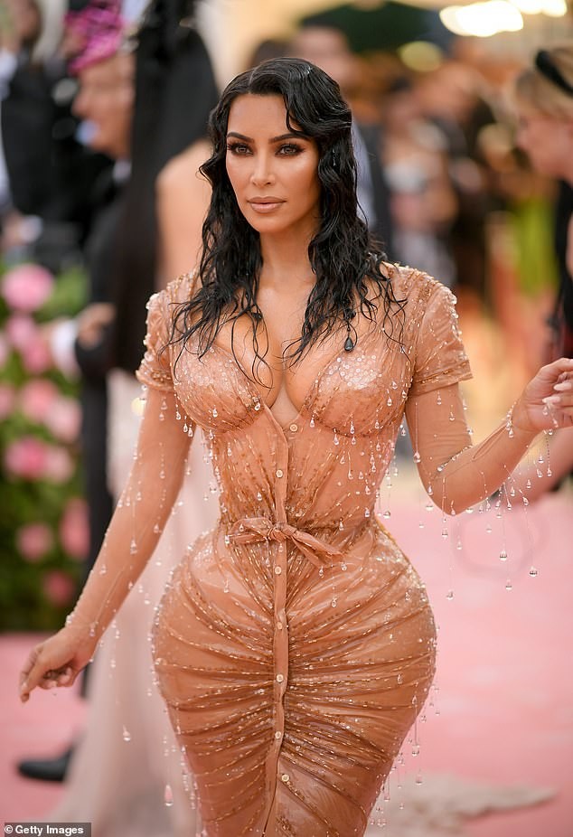 Kim Kardashian gây sốc với thân hình 'đồng hồ cát' kỳ dị - ảnh 2
