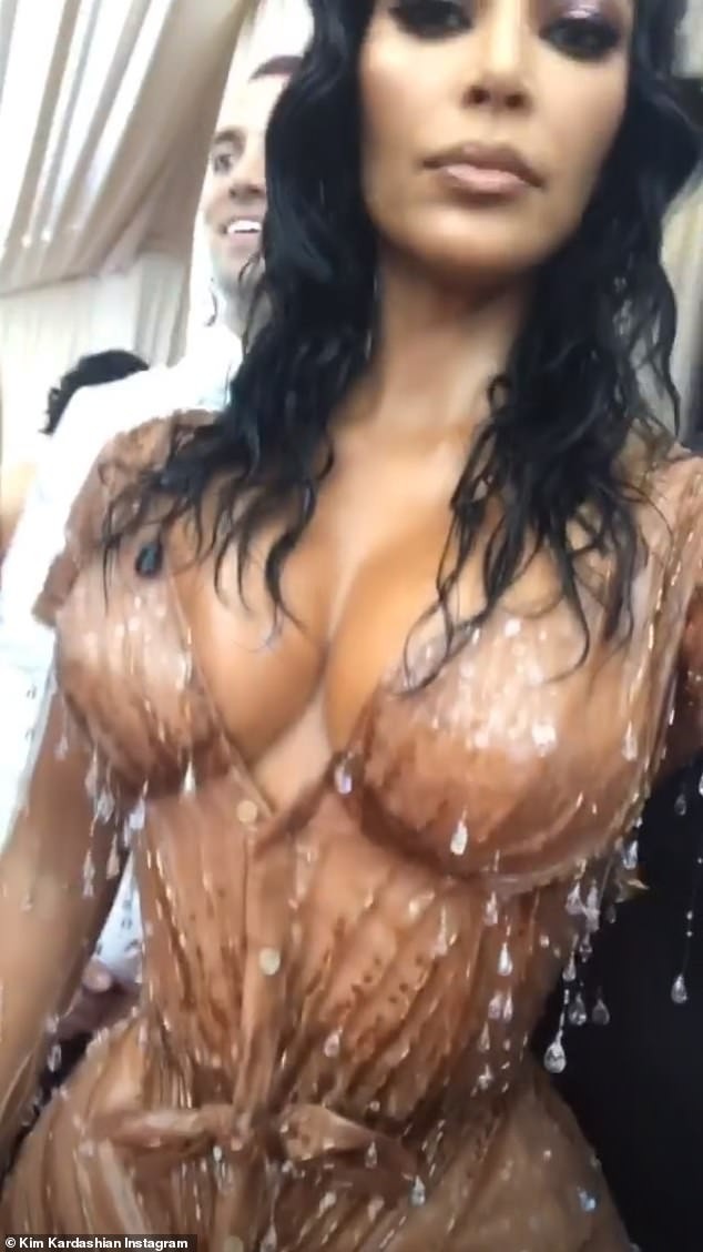 Kim Kardashian gây sốc với thân hình 'đồng hồ cát' kỳ dị - ảnh 1