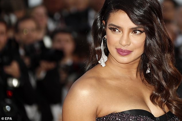 Hoa hậu thế giới Priyanka Chopra ngực đầy quyến rũ với đầm xẻ cao - ảnh 9