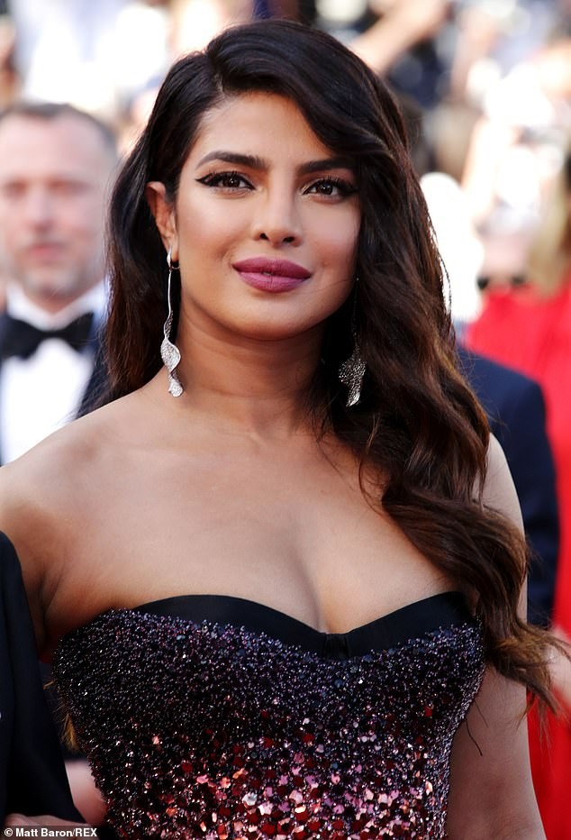 Hoa hậu thế giới Priyanka Chopra ngực đầy quyến rũ với đầm xẻ cao - ảnh 2