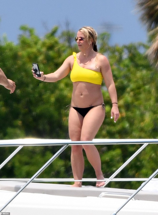 Britney Spears diện áo tắm cùng bồ trẻ kém 12 tuổi tái hiện cảnh Titanic - ảnh 6