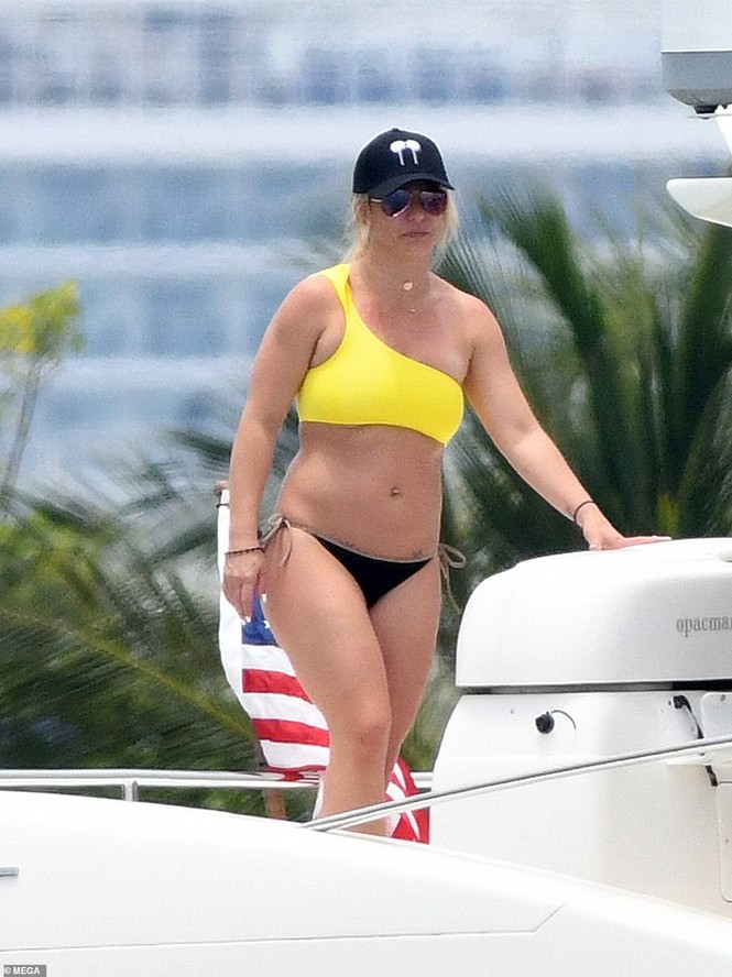 Britney Spears diện áo tắm cùng bồ trẻ kém 12 tuổi tái hiện cảnh Titanic - ảnh 7
