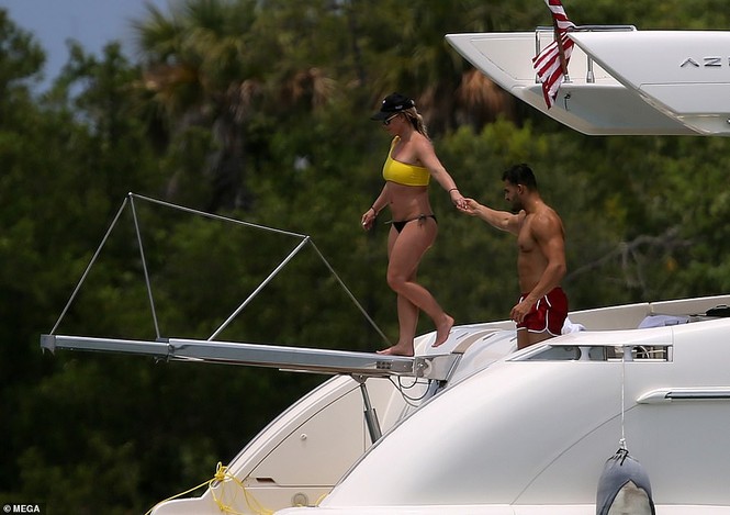Britney Spears diện áo tắm cùng bồ trẻ kém 12 tuổi tái hiện cảnh Titanic - ảnh 10