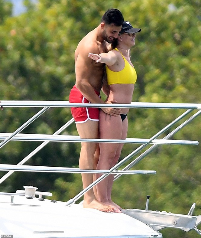 Britney Spears diện áo tắm cùng bồ trẻ kém 12 tuổi tái hiện cảnh Titanic - ảnh 5