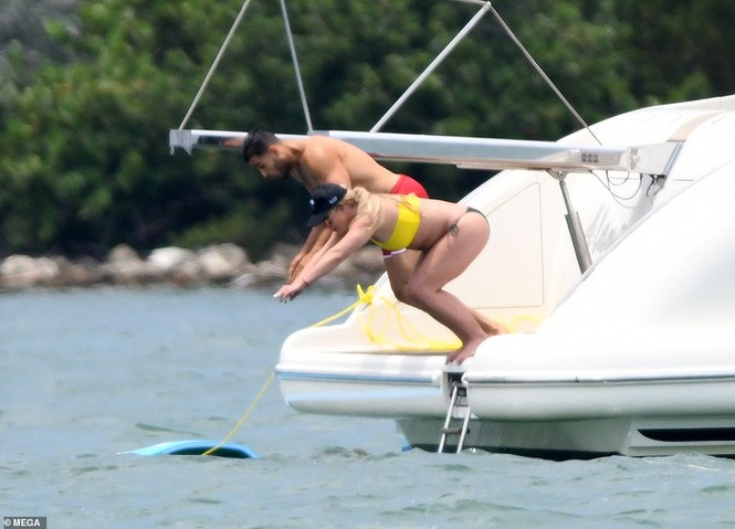 Britney Spears diện áo tắm cùng bồ trẻ kém 12 tuổi tái hiện cảnh Titanic - ảnh 12