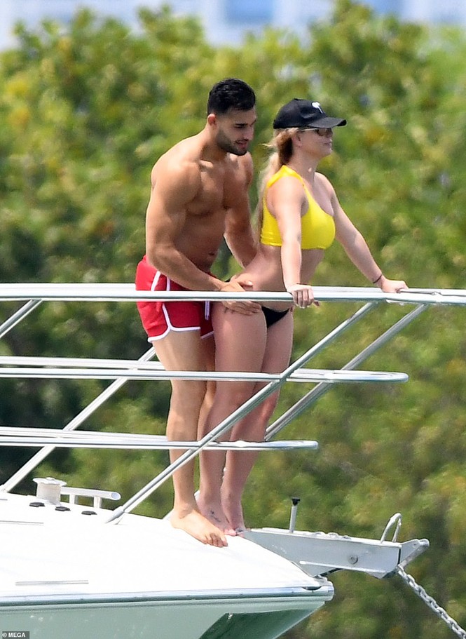 Britney Spears diện áo tắm cùng bồ trẻ kém 12 tuổi tái hiện cảnh Titanic - ảnh 2