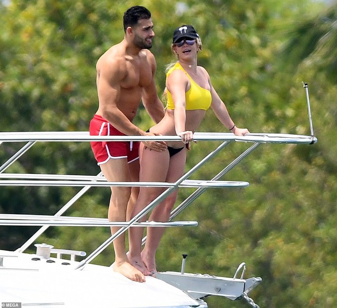 Britney Spears diện áo tắm cùng bồ trẻ kém 12 tuổi tái hiện cảnh Titanic - ảnh 1