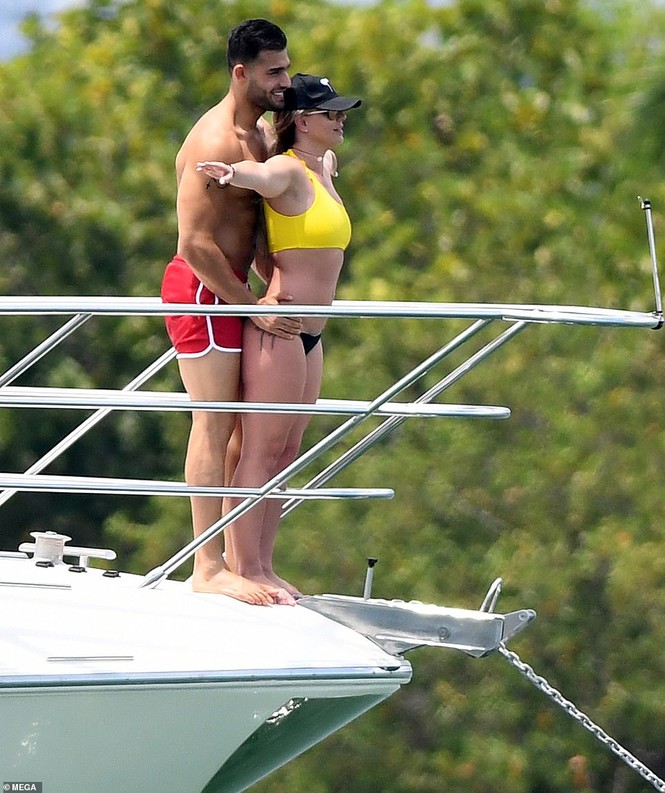 Britney Spears diện áo tắm cùng bồ trẻ kém 12 tuổi tái hiện cảnh Titanic - ảnh 4