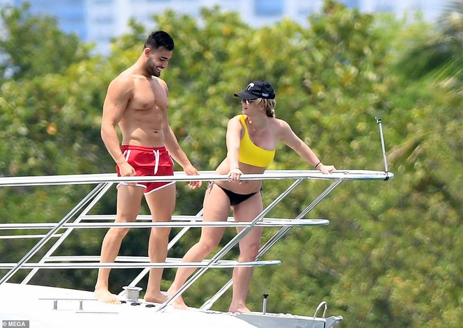 Britney Spears diện áo tắm cùng bồ trẻ kém 12 tuổi tái hiện cảnh Titanic - ảnh 8