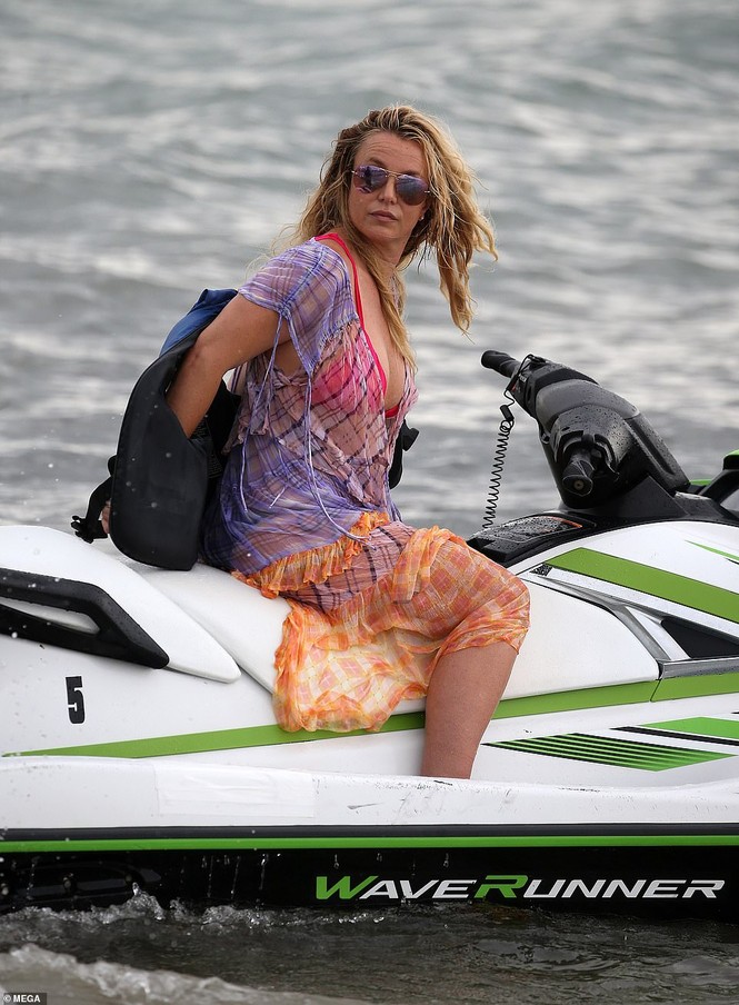 Britney Spears diện áo tắm cùng bồ trẻ kém 12 tuổi tái hiện cảnh Titanic - ảnh 15