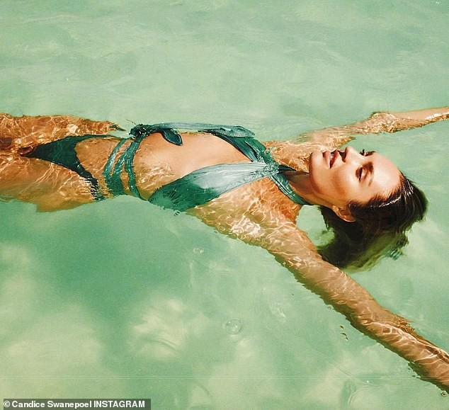 Candice Swanepoel ngực trần đầy sức sống đón nắng biển - ảnh 4