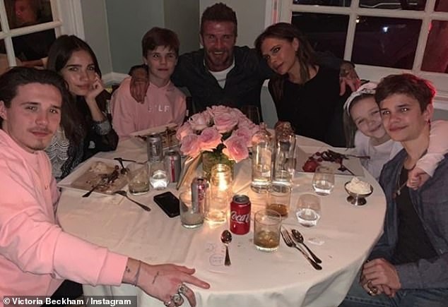 Cậu cả nhà Beckham tình tứ bạn gái hơn tuổi trên biển - ảnh 15