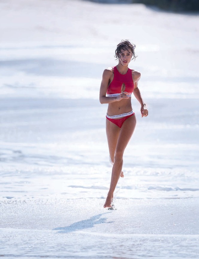 'Chân dài' Victoria's Secret thả dáng hút mắt trên biển - ảnh 14