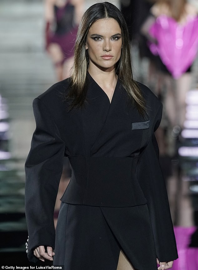 Irina Shayk lần đầu catwalk hậu chia tay, đọ sắc mỹ nhân nội y - ảnh 15