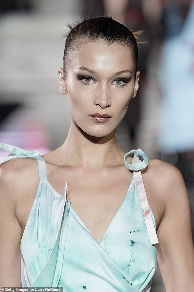 Irina Shayk lần đầu catwalk hậu chia tay, đọ sắc mỹ nhân nội y - ảnh 11