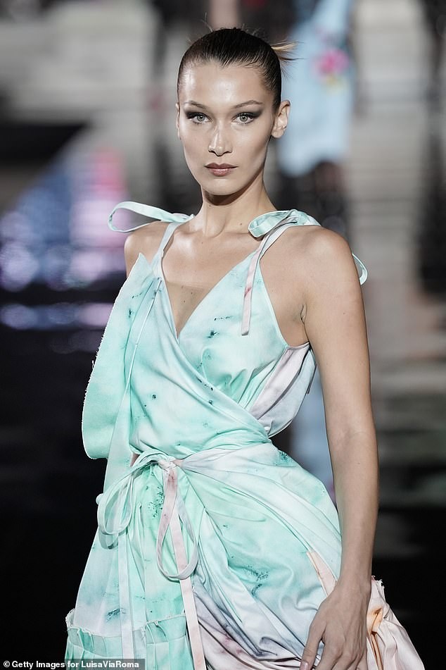 Irina Shayk lần đầu catwalk hậu chia tay, đọ sắc mỹ nhân nội y - ảnh 10