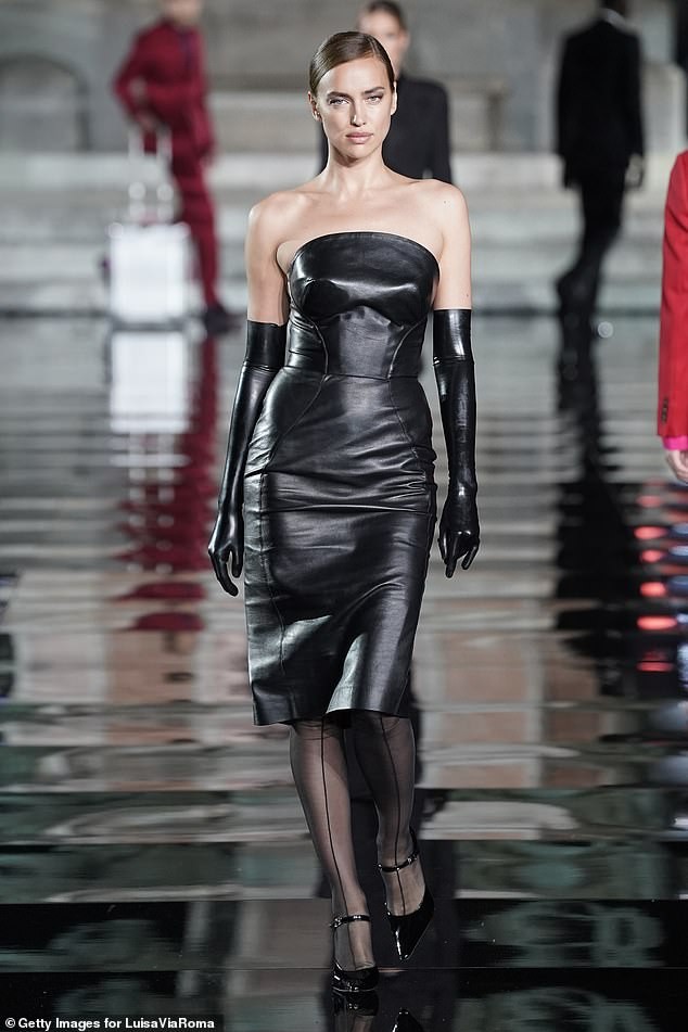 Irina Shayk lần đầu catwalk hậu chia tay, đọ sắc mỹ nhân nội y - ảnh 2