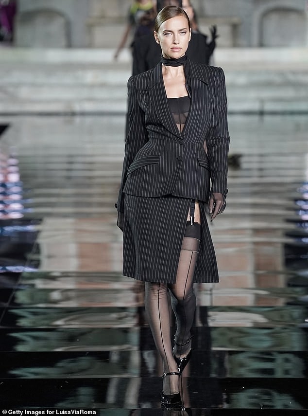 Irina Shayk lần đầu catwalk hậu chia tay, đọ sắc mỹ nhân nội y - ảnh 3