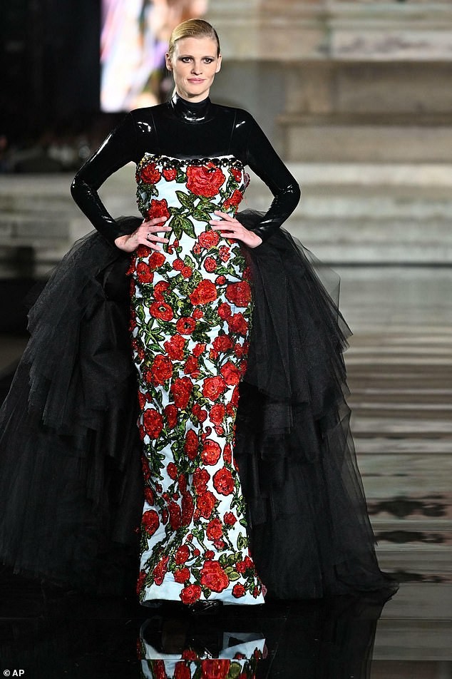 Irina Shayk lần đầu catwalk hậu chia tay, đọ sắc mỹ nhân nội y - ảnh 8