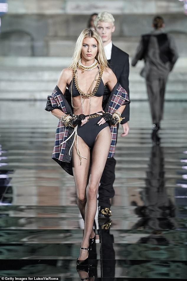 Irina Shayk lần đầu catwalk hậu chia tay, đọ sắc mỹ nhân nội y - ảnh 5
