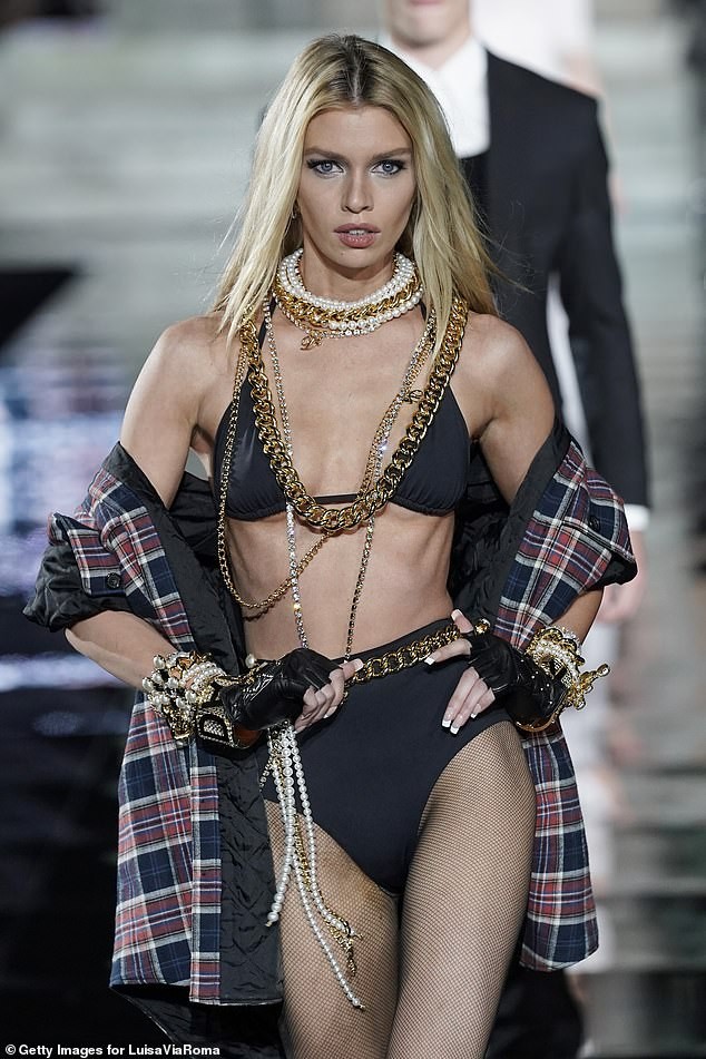 Irina Shayk lần đầu catwalk hậu chia tay, đọ sắc mỹ nhân nội y - ảnh 4