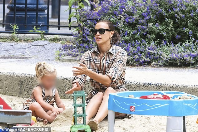 Quý cô độc thân quyến rũ Irina Shayk nóng bỏng hút mắt - ảnh 8