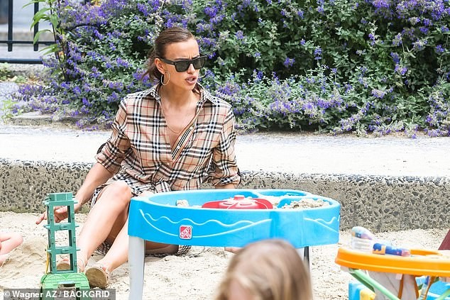 Quý cô độc thân quyến rũ Irina Shayk nóng bỏng hút mắt - ảnh 9