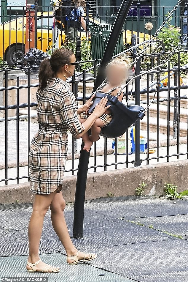 Quý cô độc thân quyến rũ Irina Shayk nóng bỏng hút mắt - ảnh 10