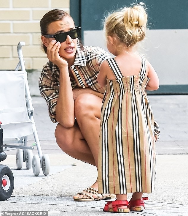 Quý cô độc thân quyến rũ Irina Shayk nóng bỏng hút mắt - ảnh 6