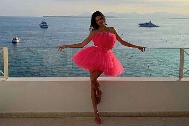 Em gái chân dài nhà Kardashian dáng tuyệt đẹp với vòng eo bé xíu - ảnh 9
