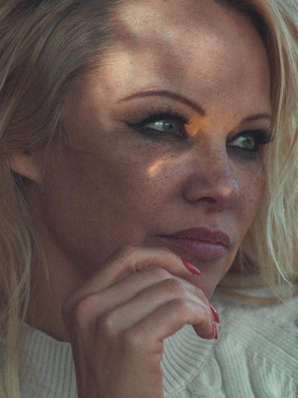 'Quả bom gợi cảm' Pamela Anderson hồi xuân nhờ yêu bồ trẻ kém 18 tuổi - ảnh 6