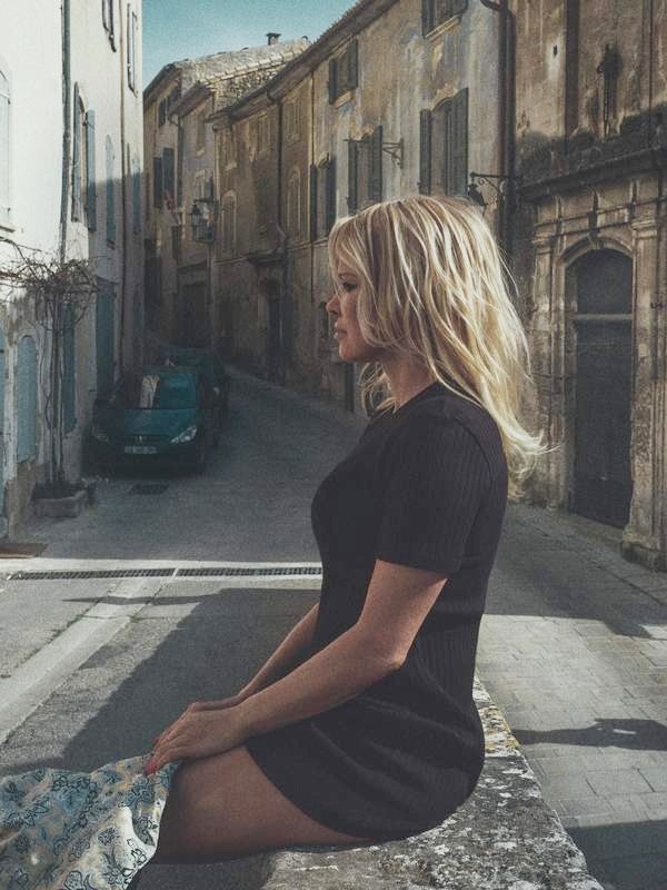 'Quả bom gợi cảm' Pamela Anderson hồi xuân nhờ yêu bồ trẻ kém 18 tuổi - ảnh 5