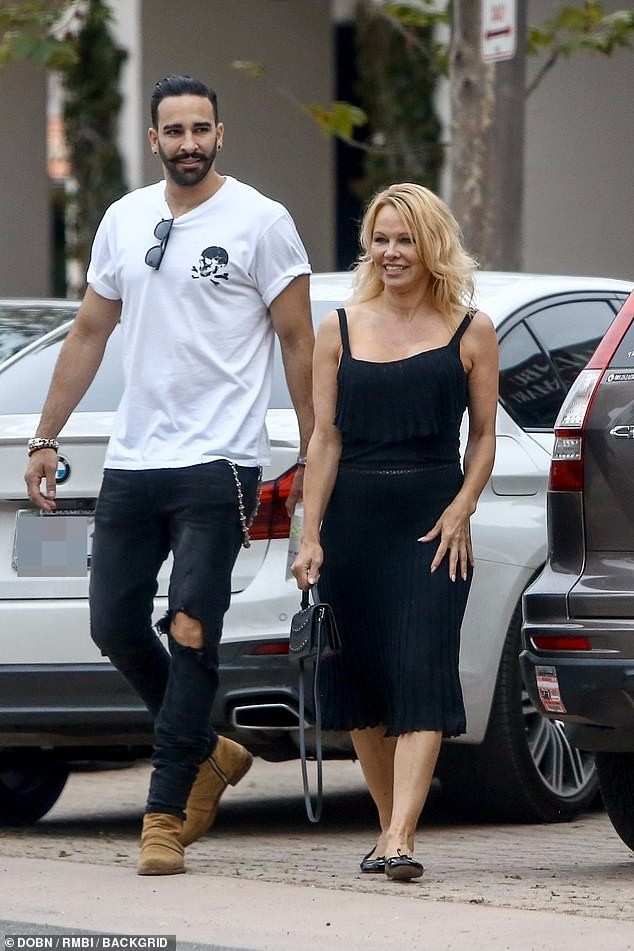 'Quả bom gợi cảm' Pamela Anderson hồi xuân nhờ yêu bồ trẻ kém 18 tuổi - ảnh 12