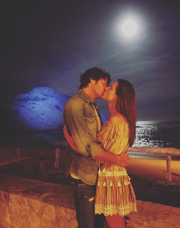Alessandra Ambrosio 'thiêu đốt' nắng hè với áo tắm - ảnh 12