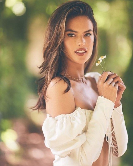 Alessandra Ambrosio 'thiêu đốt' nắng hè với áo tắm - ảnh 11