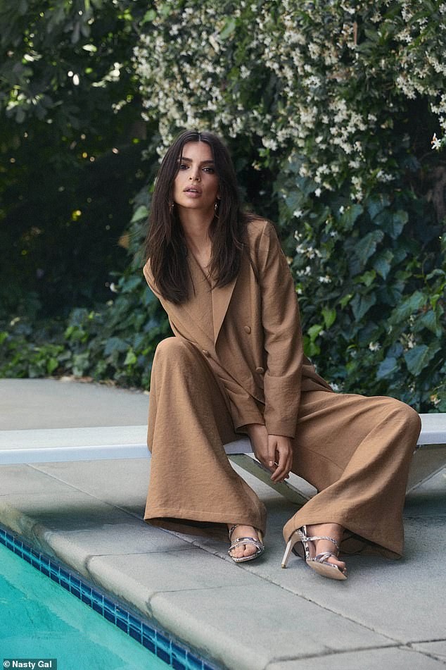 Emily Ratajkowski gợi cảm hút mắt giữa cánh đồng oải hương - ảnh 15