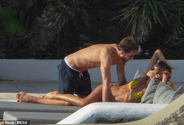 'Chân dài' nóng bỏng Izabel Goulart quấn quýt hôn phu kém 6 tuổi - ảnh 7