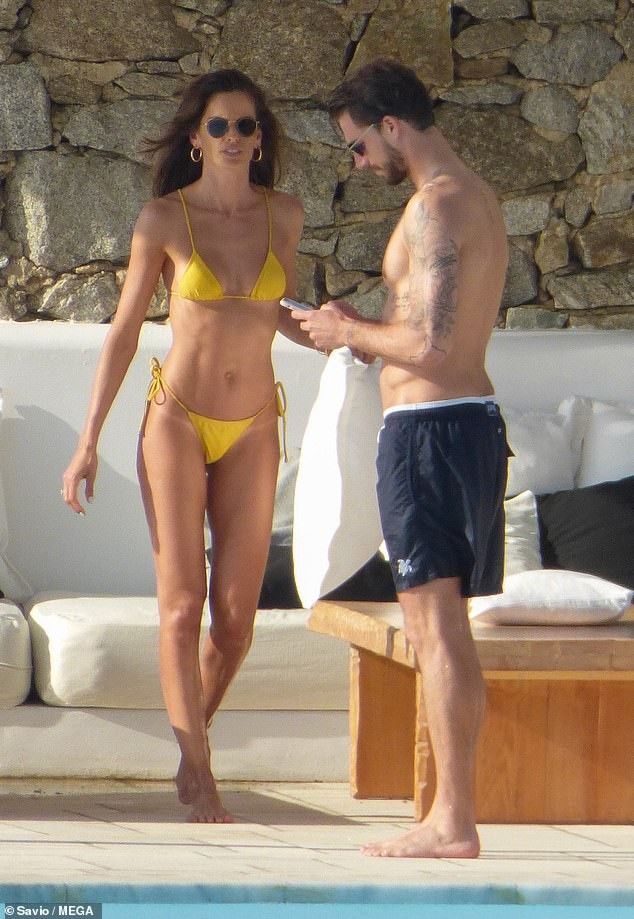 'Chân dài' nóng bỏng Izabel Goulart quấn quýt hôn phu kém 6 tuổi - ảnh 2