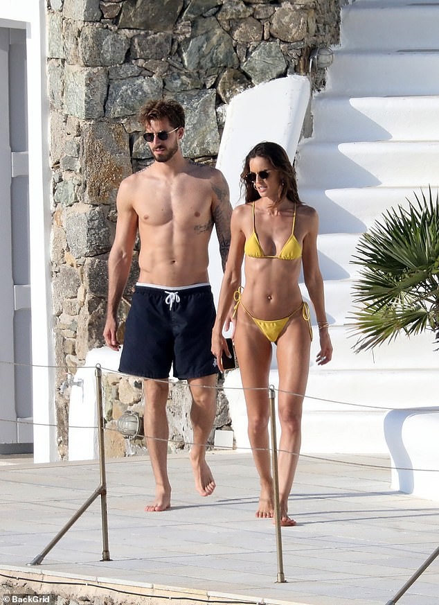 'Chân dài' nóng bỏng Izabel Goulart quấn quýt hôn phu kém 6 tuổi - ảnh 3
