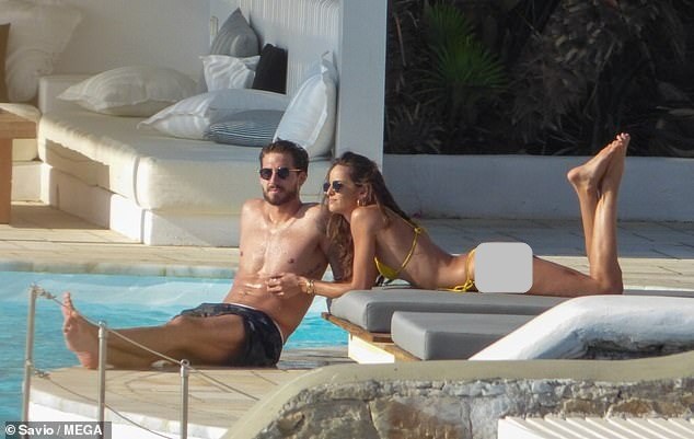 'Chân dài' nóng bỏng Izabel Goulart quấn quýt hôn phu kém 6 tuổi - ảnh 10