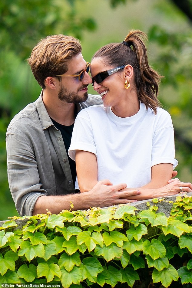 'Chân dài' nóng bỏng Izabel Goulart quấn quýt hôn phu kém 6 tuổi - ảnh 14