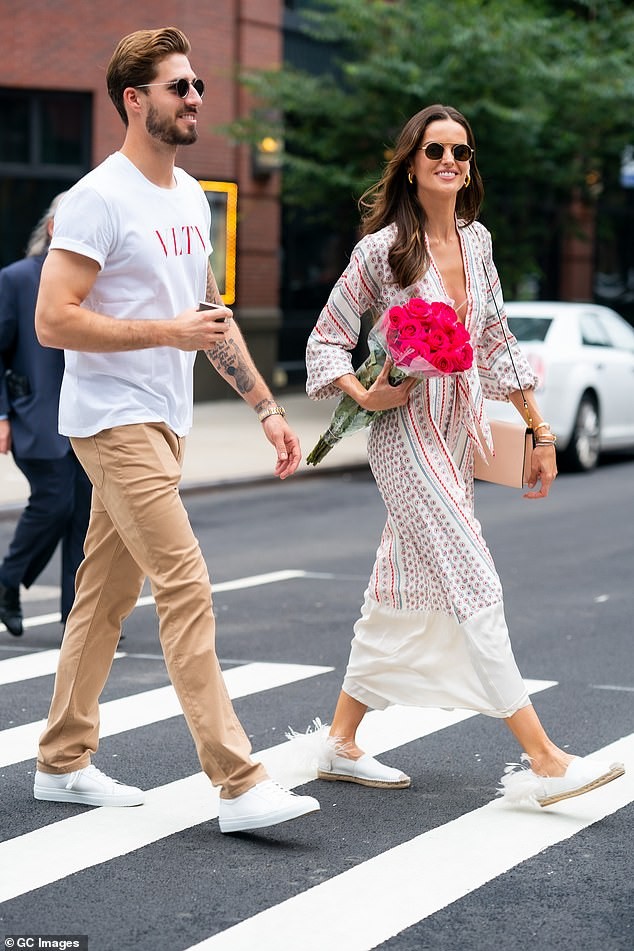 'Chân dài' nóng bỏng Izabel Goulart quấn quýt hôn phu kém 6 tuổi - ảnh 16