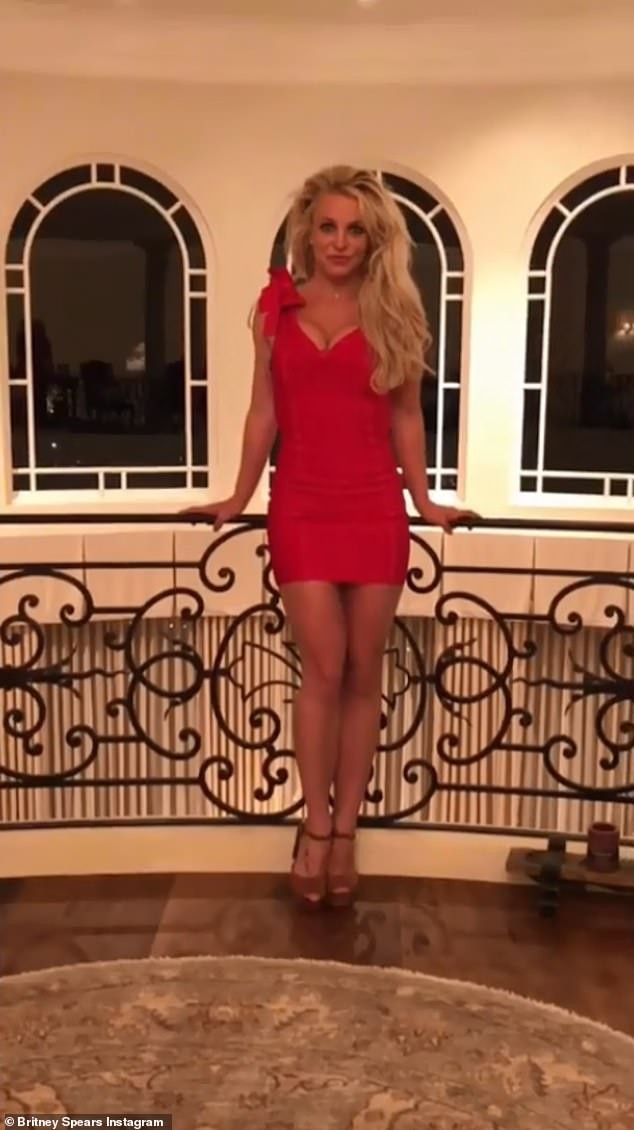 Britney Spears diện áo tắm khoe eo 'bánh mì', 'trồng cây chuối' trên biển - ảnh 11