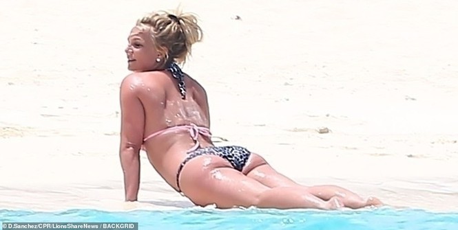 Britney Spears diện áo tắm khoe eo 'bánh mì', 'trồng cây chuối' trên biển - ảnh 2
